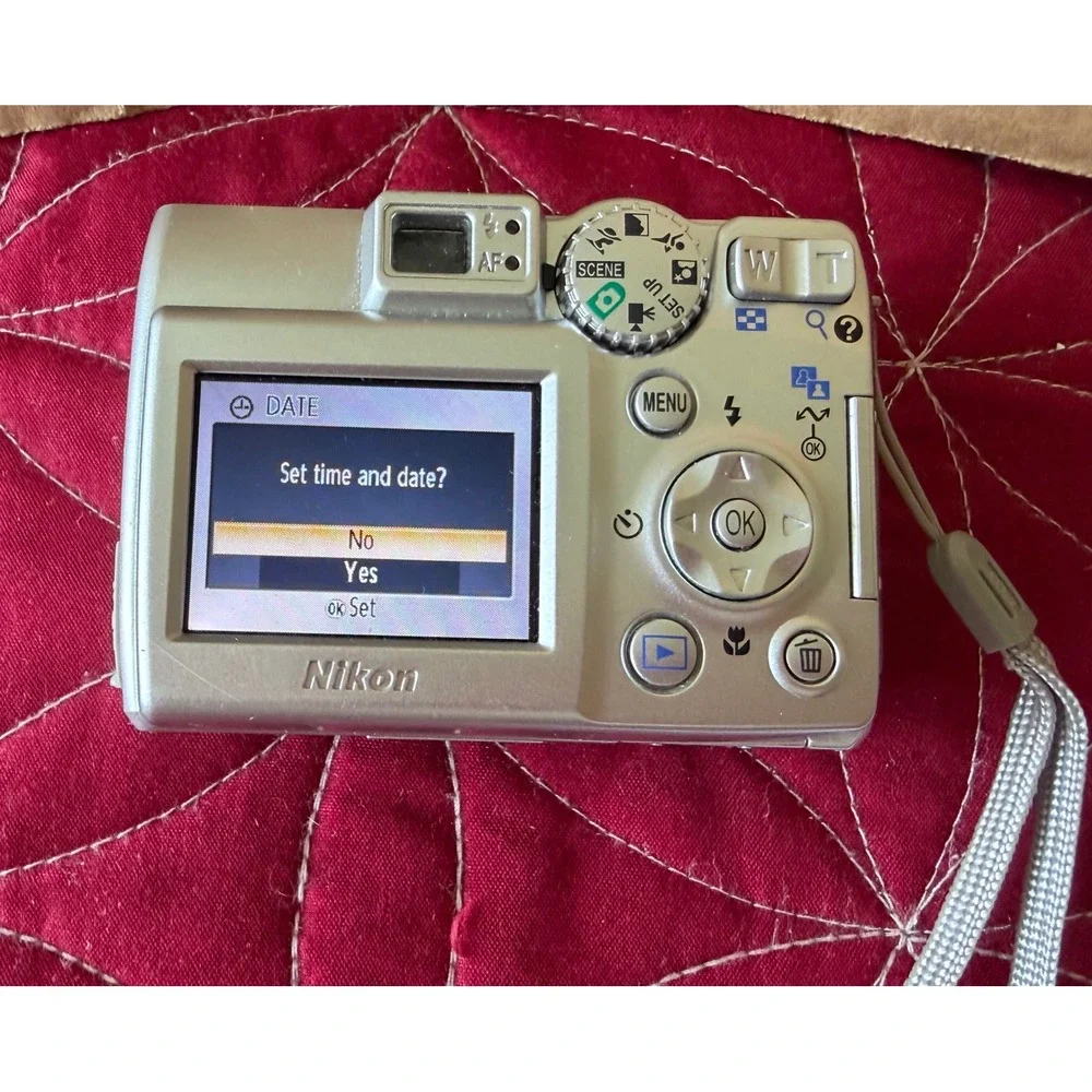Nikon Coolpix 4600 Digital Camera 4.0MP 3x Zoom Silver E4600 with Box Works Grea